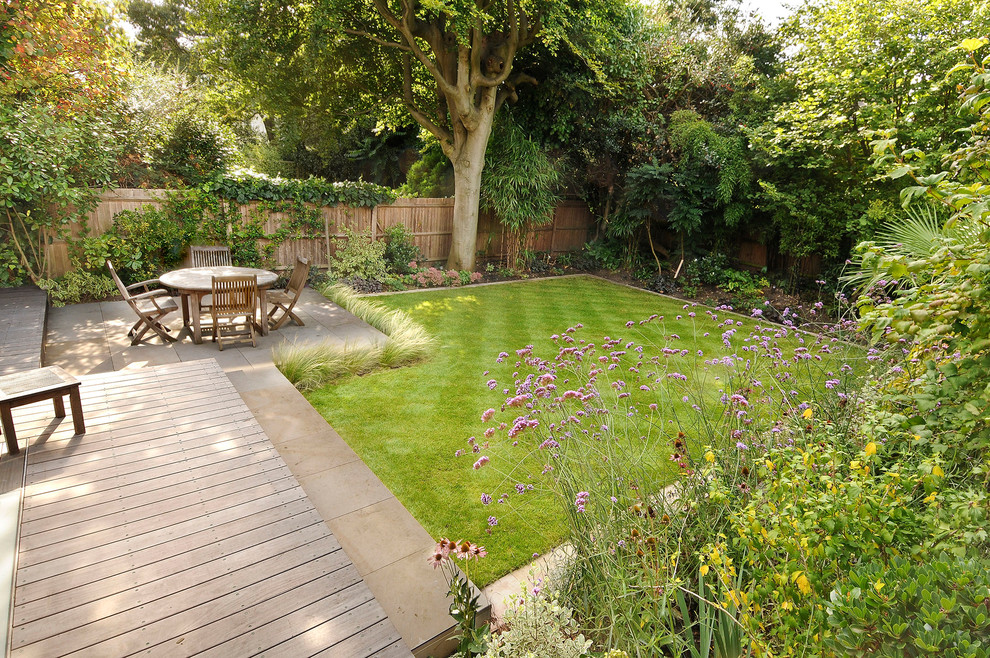 Design ideas for a contemporary backyard deck in London.