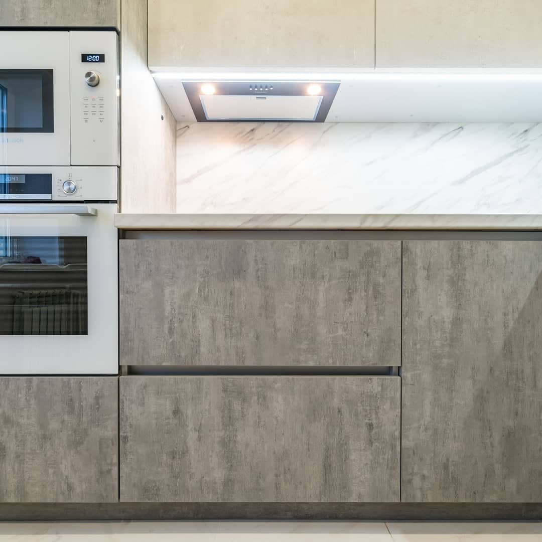 Серая угловая кухня с экстраматовыми фасадами