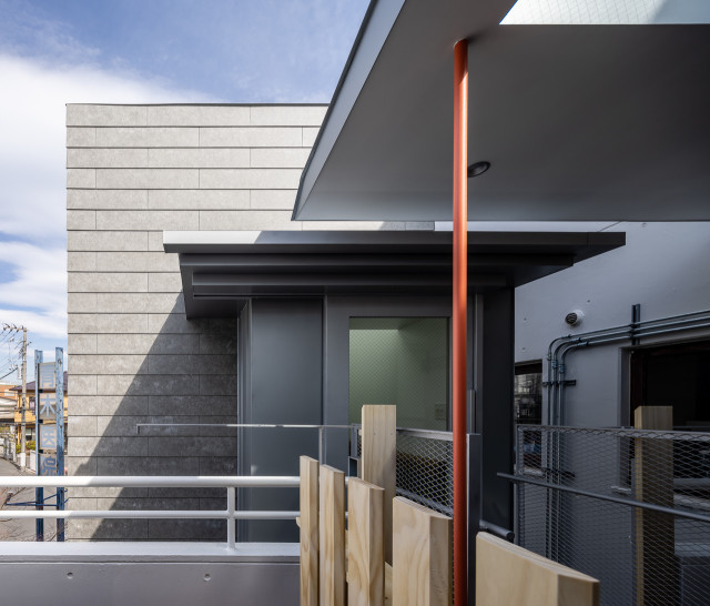 ツナグ・モノリス／併用住宅のエレベーター棟増築計画 modern-balkon