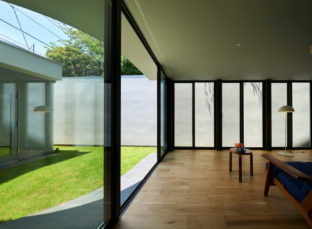 Wall Ajar House moderno-salon