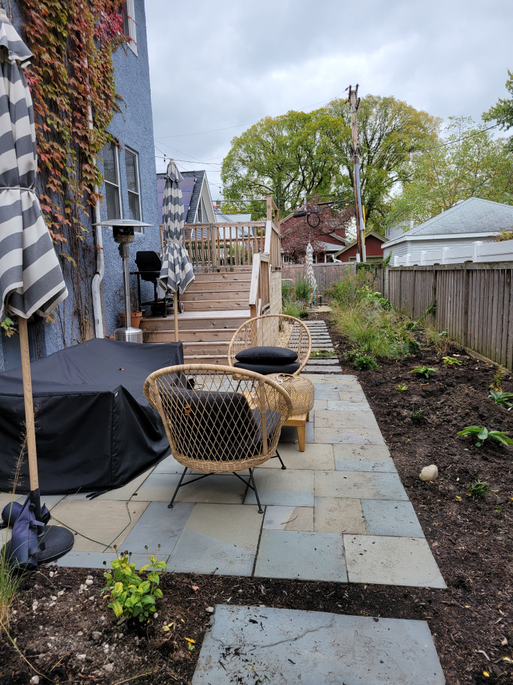 Idée de décoration pour un jardin arrière minimaliste de taille moyenne avec une exposition partiellement ombragée, des pavés en pierre naturelle et une clôture en bois.