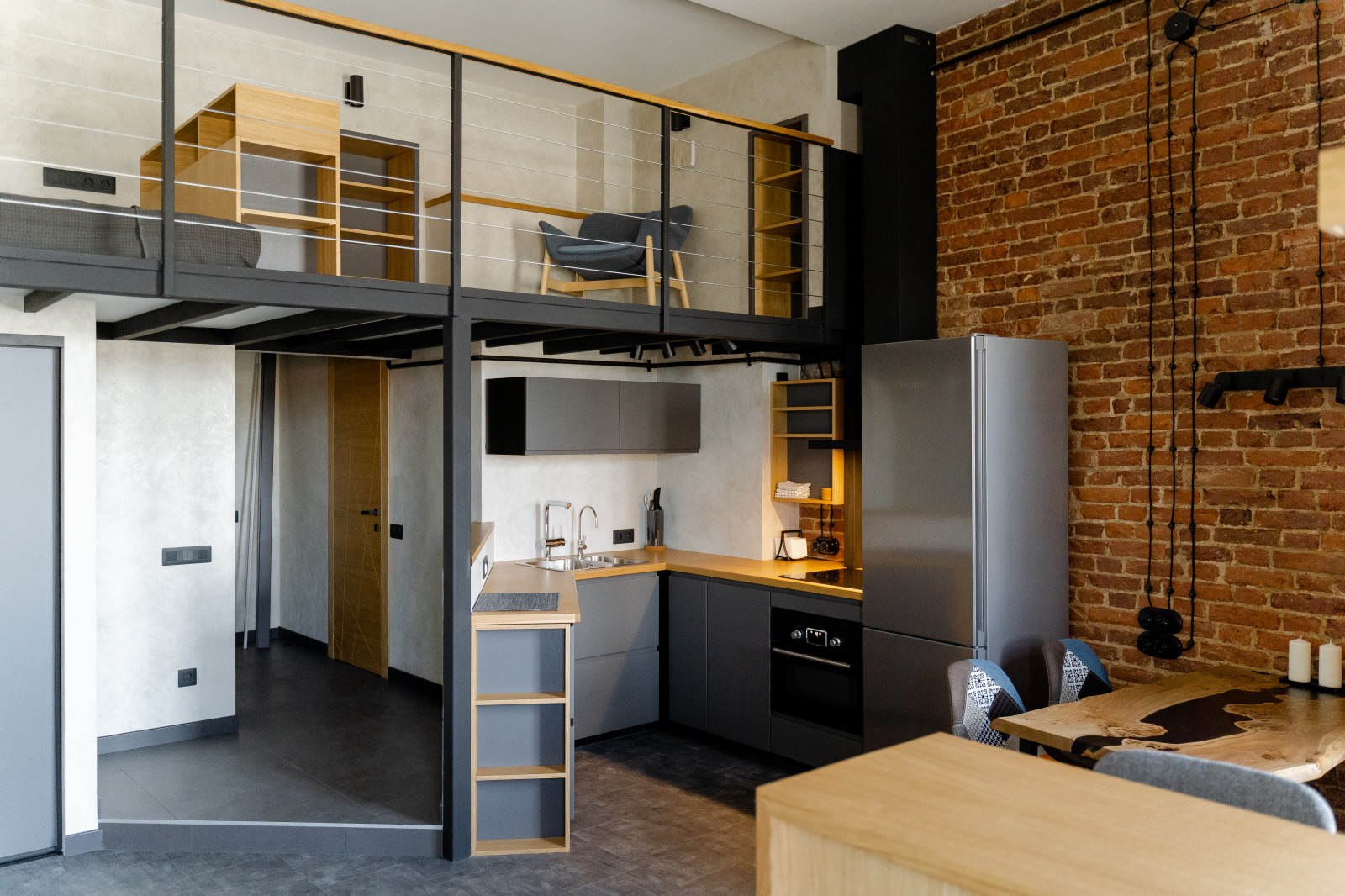 Зона кухни и второй ярус