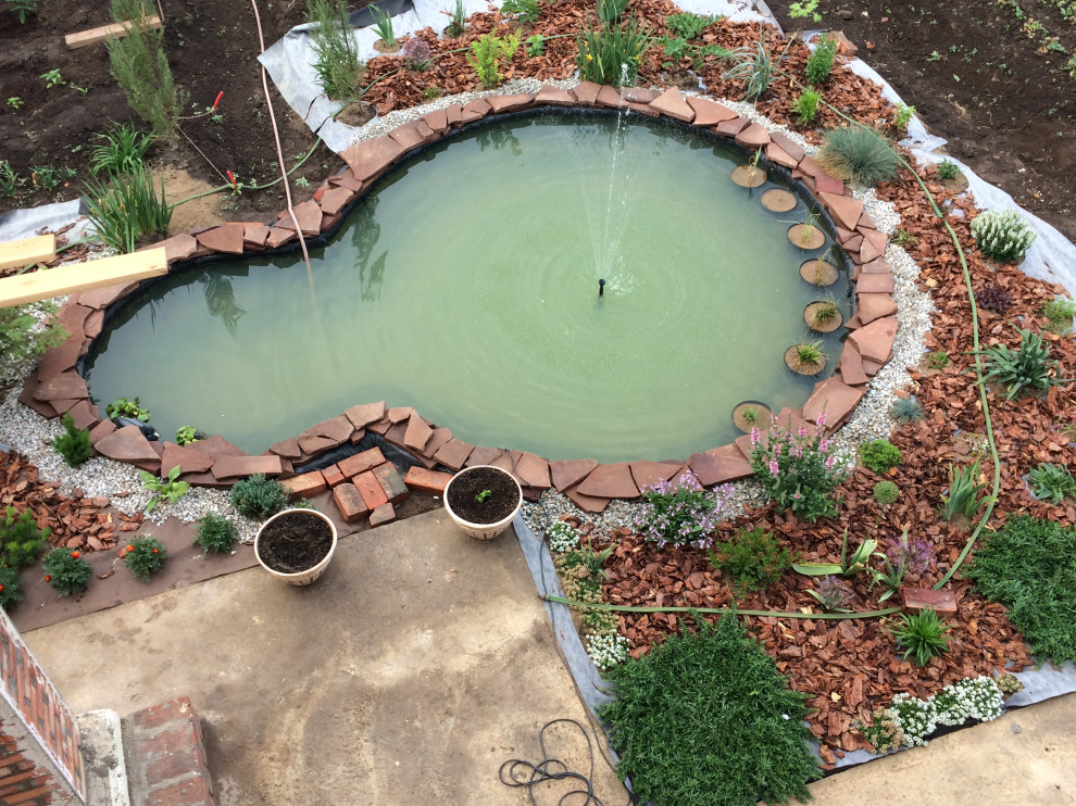 Садовый пруд с мостиком