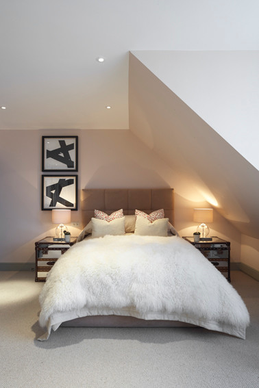 ロンドンにある中くらいなモダンスタイルのおしゃれなロフト寝室 (ピンクの壁、カーペット敷き) のインテリア