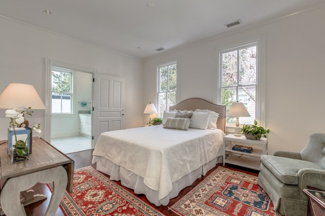 1890 Semi Detached Victorian with Carriage House Connected by Enclosed Walkway klassisch-schlafzimmer