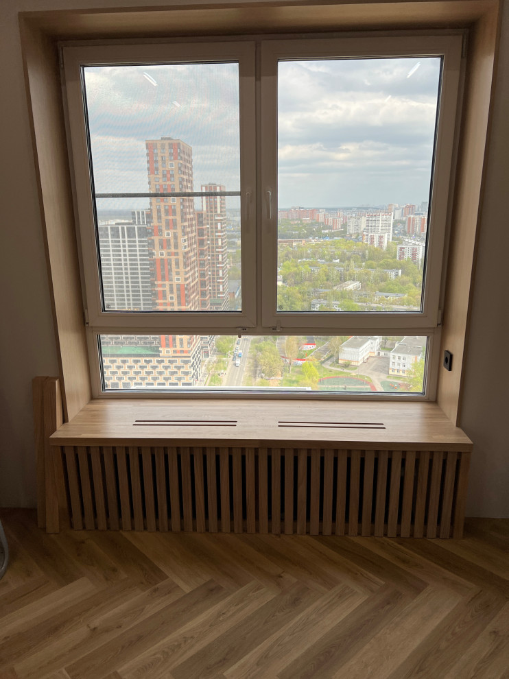 Деревянный подоконник с откосами и реечным экраном