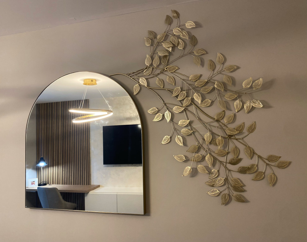 Идея дизайна: гостиная комната среднего размера в современном стиле с серыми стенами, ковровым покрытием, телевизором на стене, серым полом и акцентной стеной