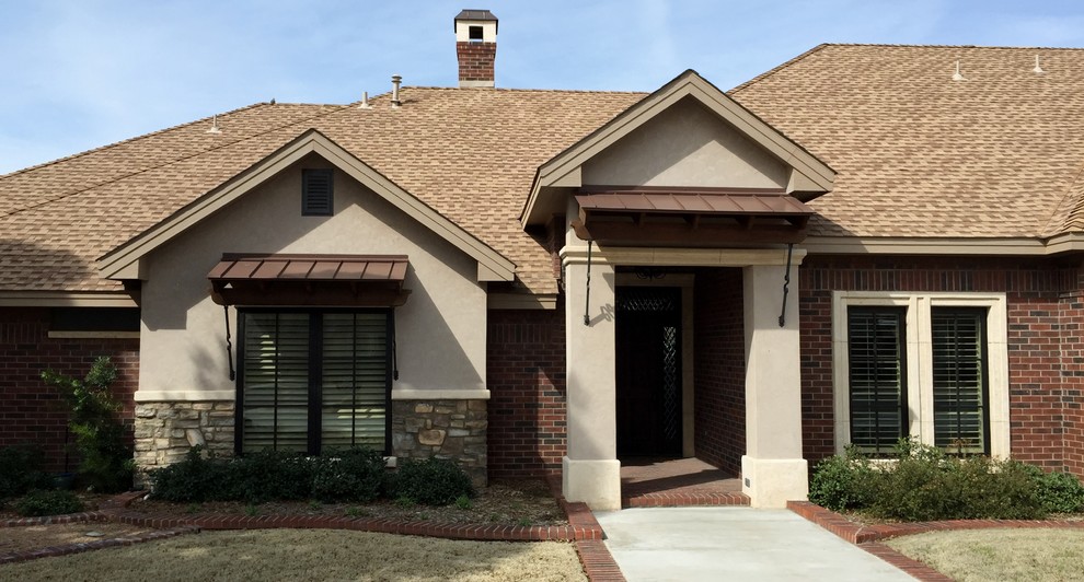 Mid-sized mountain style one-story mixed siding beige home design photo in Austin