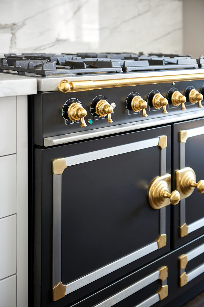 Transitional kitchen photo in Toronto