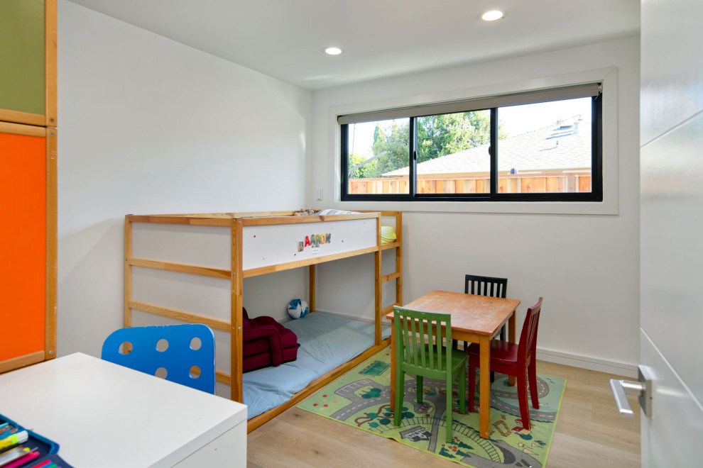 Idee per una cameretta per bambini contemporanea con pareti bianche