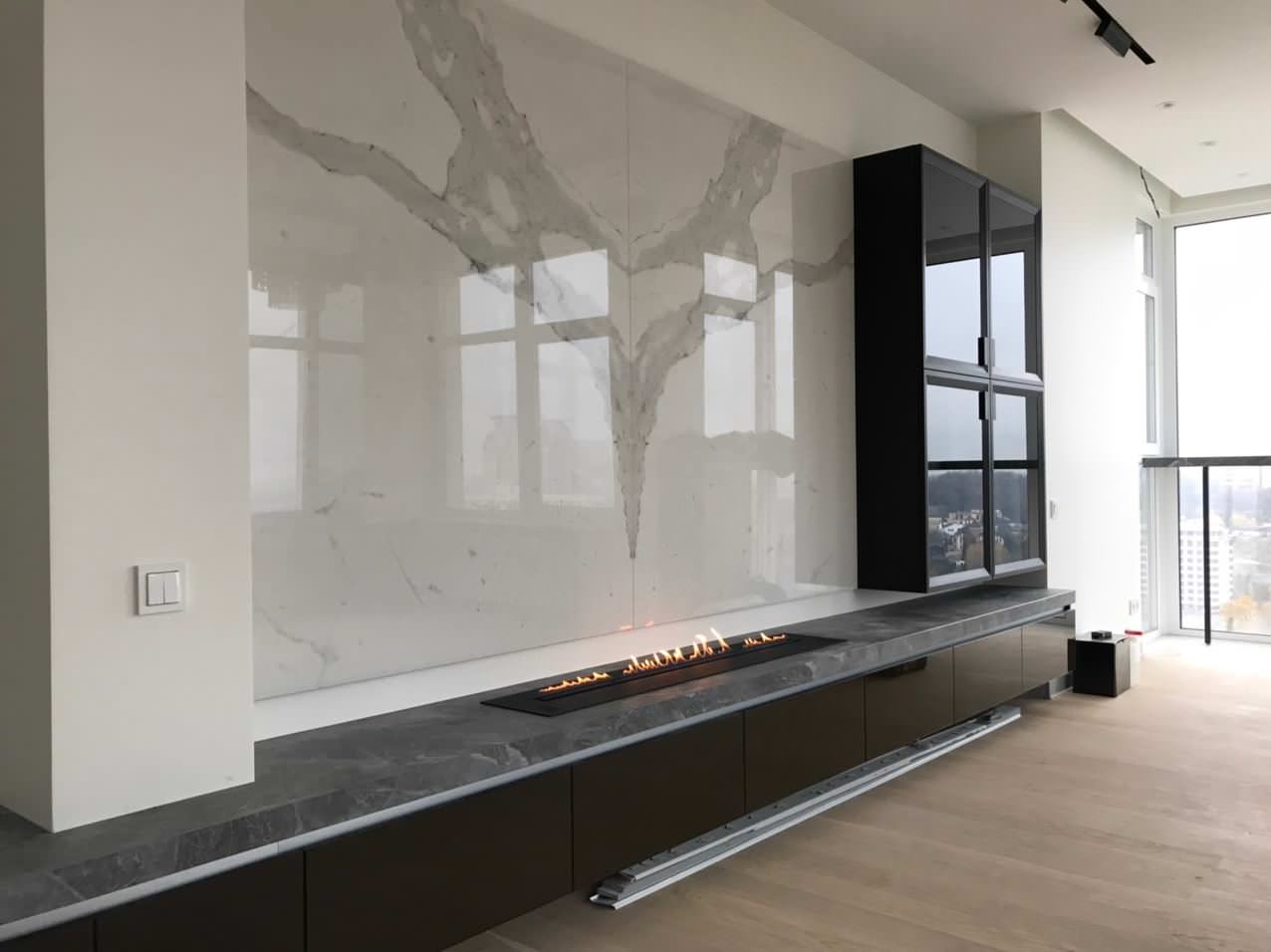 Встроенный биокамин на фоне мраморной стены