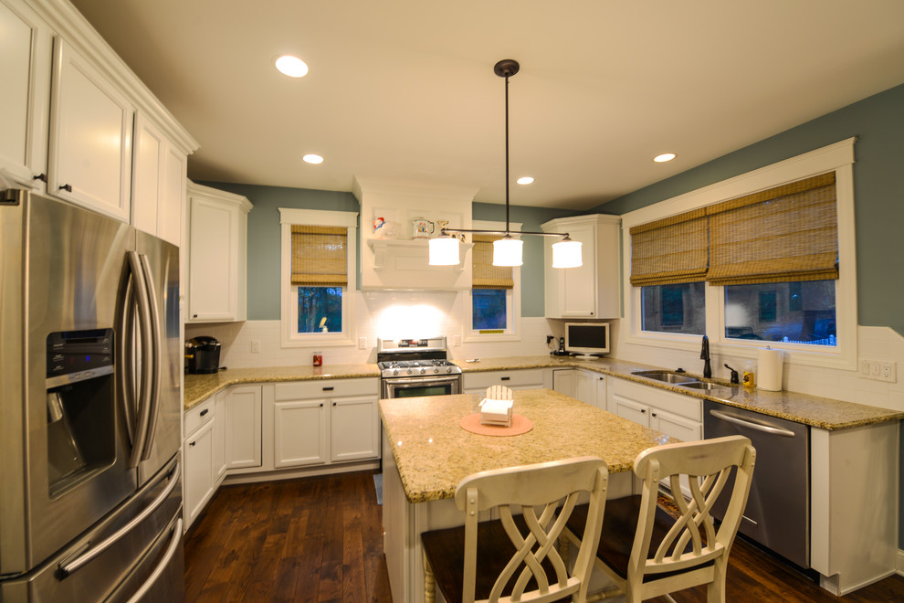 Kitchen - traditional kitchen idea in Chicago