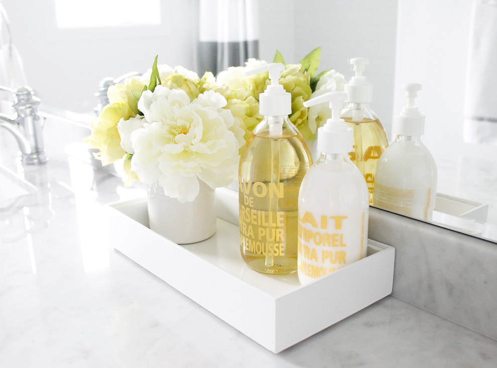 Inspiration for a contemporary home design remodel in Toronto