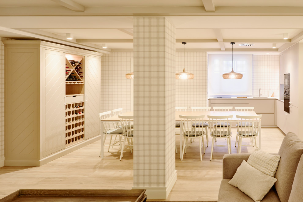 Ejemplo de comedor de cocina clásico renovado grande sin chimenea con paredes beige, suelo laminado, casetón y papel pintado