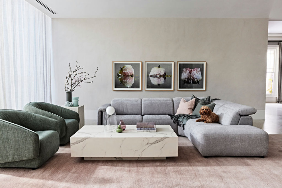 Стильный дизайн: большая открытая гостиная комната в современном стиле с серыми стенами, ковровым покрытием и розовым полом - последний тренд