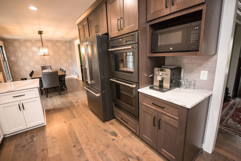 Kitchen - transitional kitchen idea in Omaha
