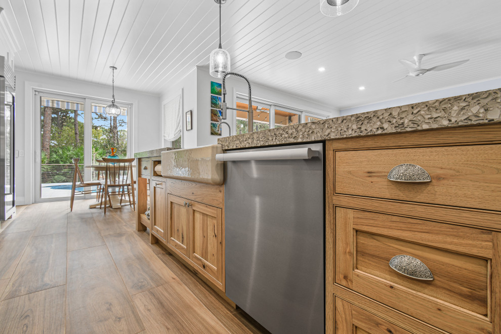 На фото: прямая кухня-гостиная в стиле лофт с фасадами в стиле шейкер, серыми фасадами, столешницей из переработанного стекла и островом с