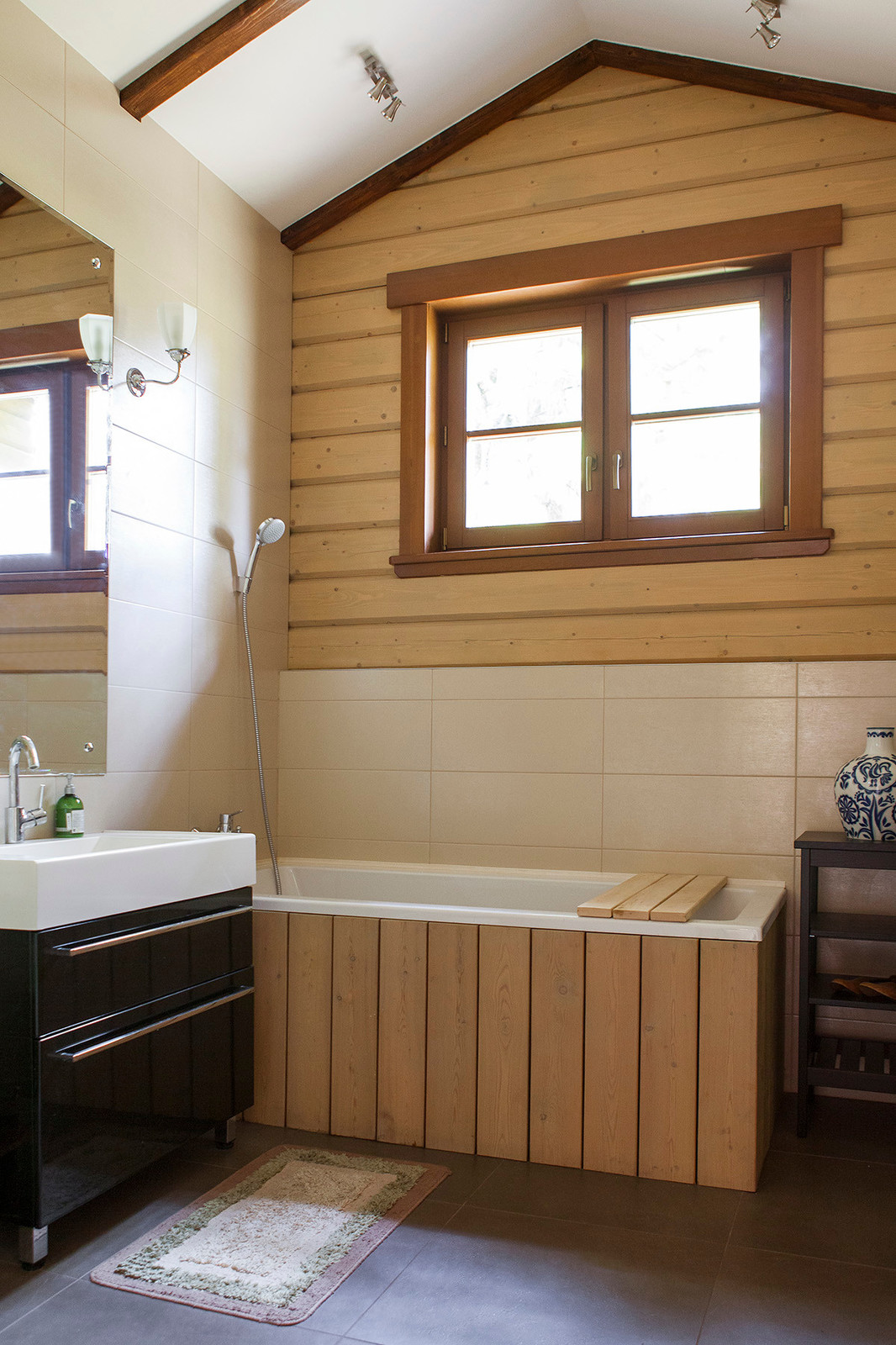 В гостях: Подмосковное шале на участке с историей