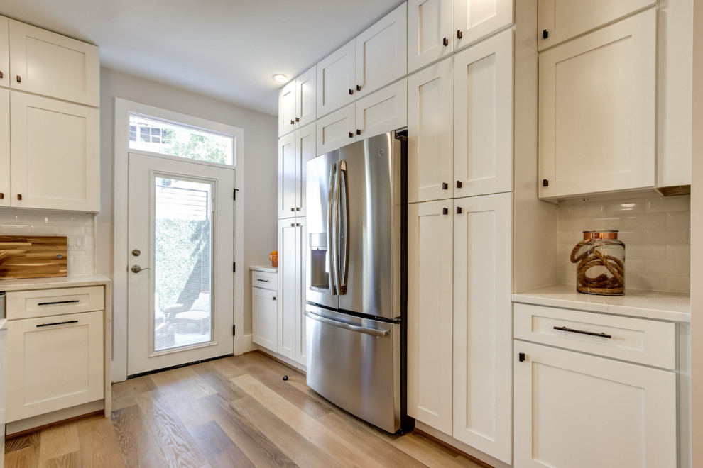 Kitchen Remodeled With Big Countertop,Dinning & Cooking
