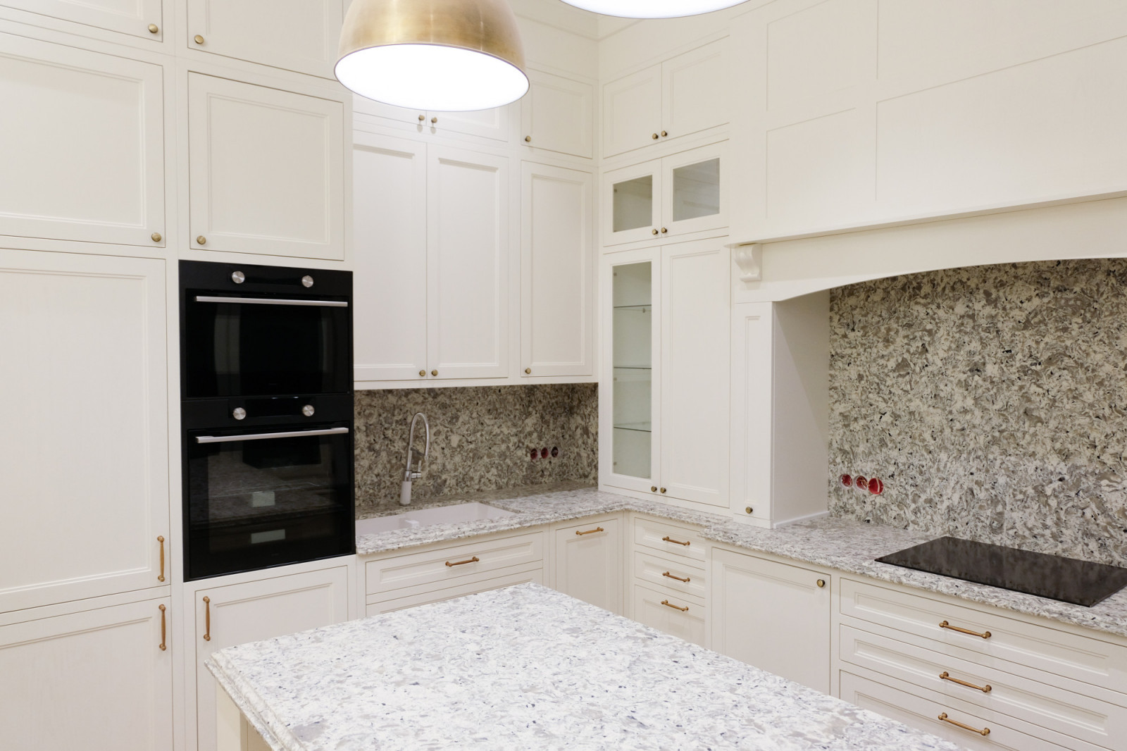 Кухня в 3 ряда, преимущества