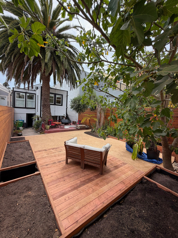 Urban Backyard: Cozy Conversation Space in Drought-Tolerant Contemporary Garden