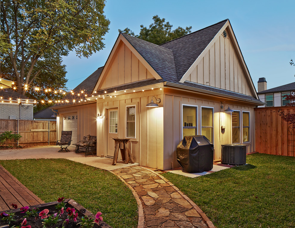 This is an example of a mid-sized traditional detached one-car garage in Dallas.