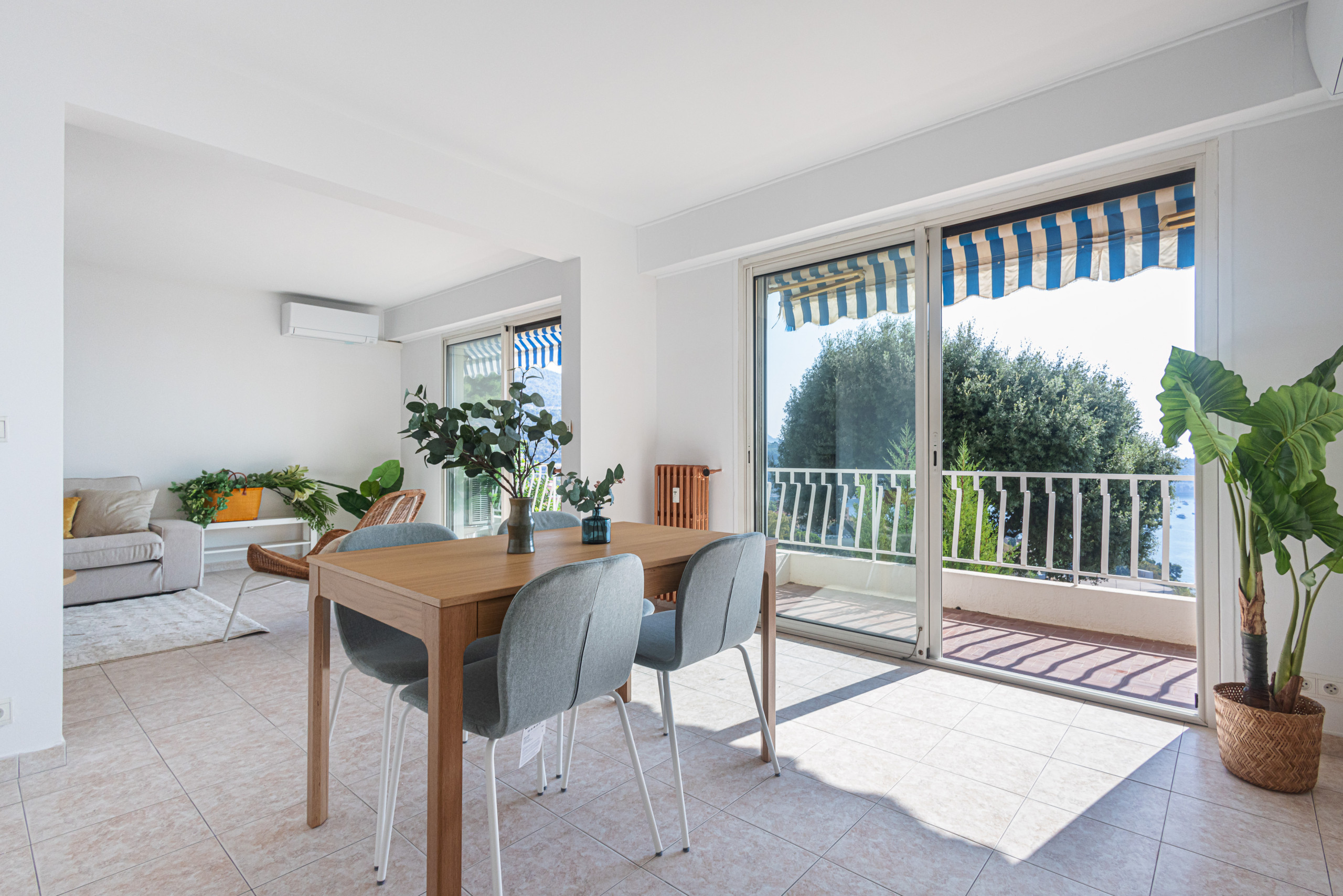 Mise en scène pour la vente, allée des marguerites, Villefranche sur mer