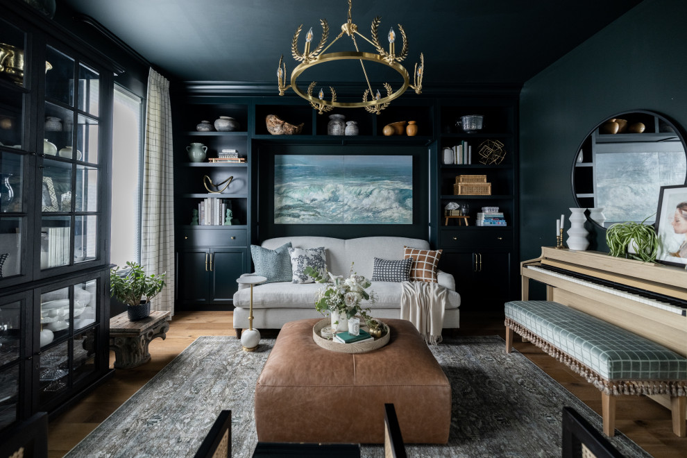 Imagen de salón con rincón musical negro tradicional de tamaño medio sin televisor con paredes verdes y suelo de madera clara