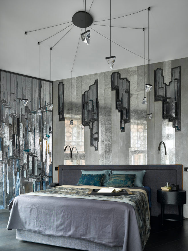 "Мужская" квартира с авторской керамикой и витражами в Москве