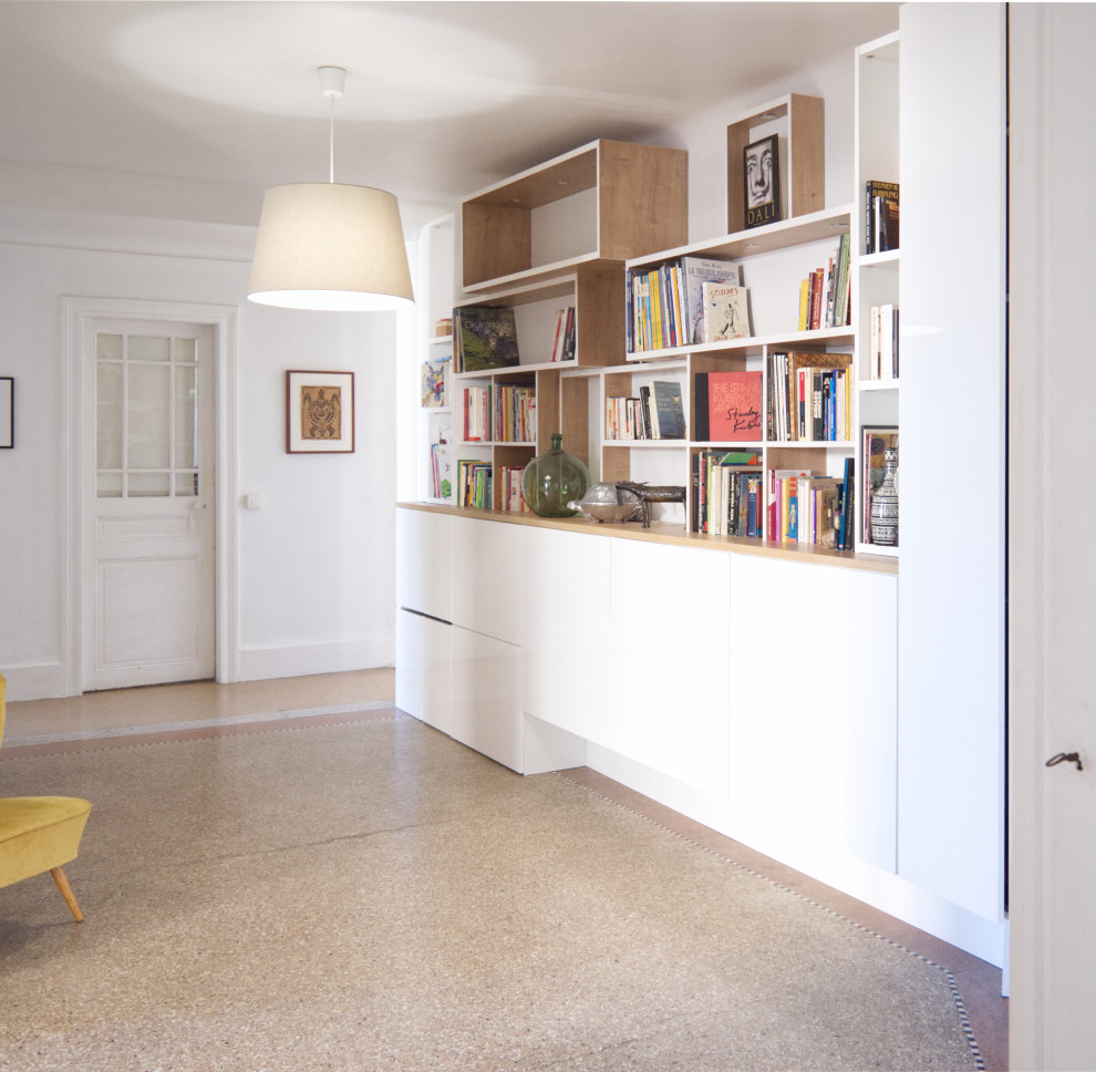 Idee per un grande corridoio minimalista con pareti bianche, pavimento alla veneziana e pavimento beige