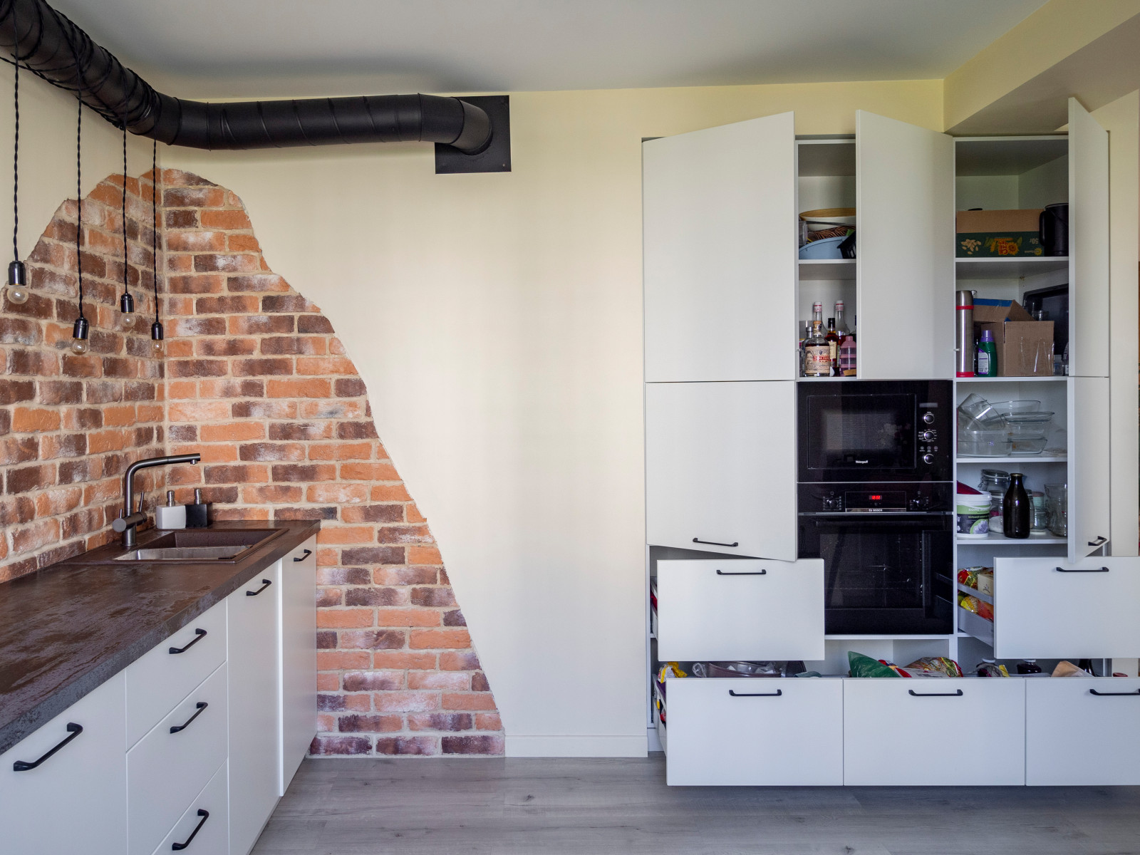 Кухня в стиле неоклассика без верхних модулей