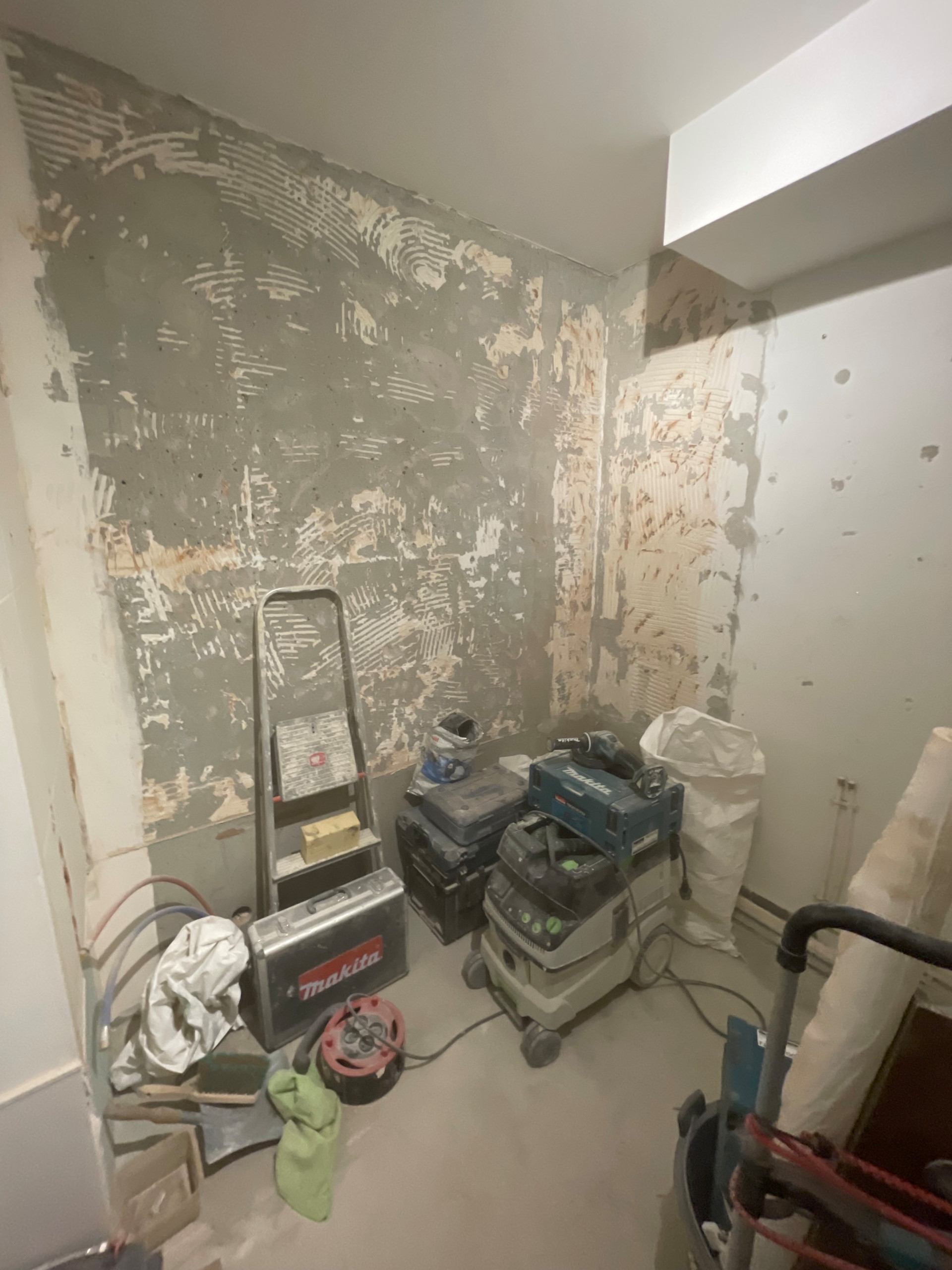 SALLE DE BAIN EN SALLE DE DOUCHE: baignoire transformée en receveur de douche