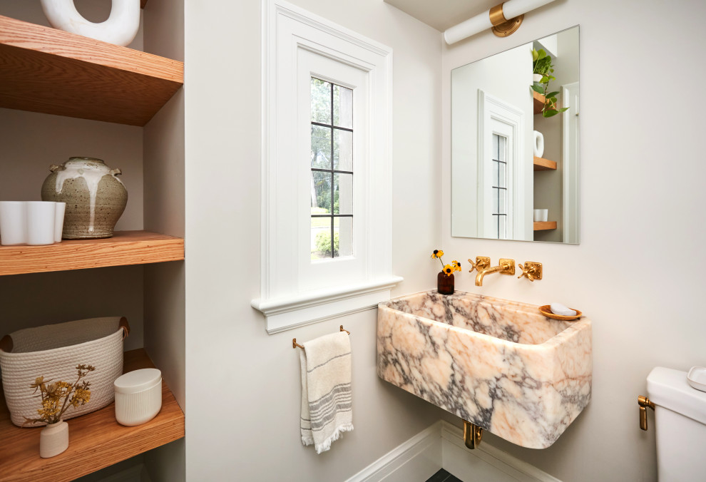 ニューヨークにある高級な中くらいなトラディショナルスタイルのおしゃれなトイレ・洗面所 (一体型トイレ	、白い壁、磁器タイルの床、壁付け型シンク、グレーの床、フローティング洗面台) の写真