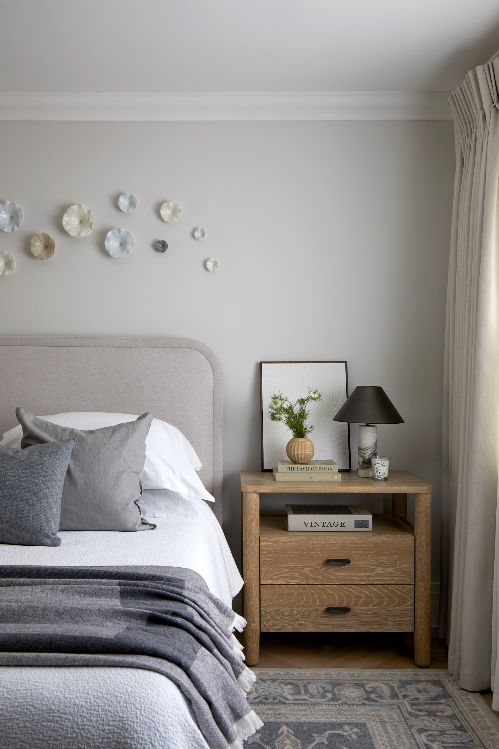 Example of a bedroom design in London
