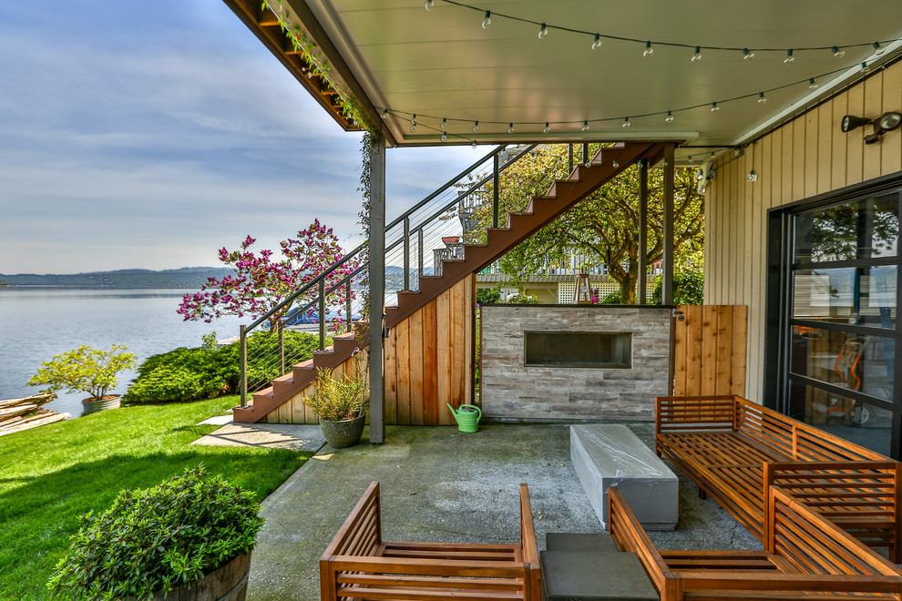 Design ideas for a mid-sized modern backyard deck in Seattle.