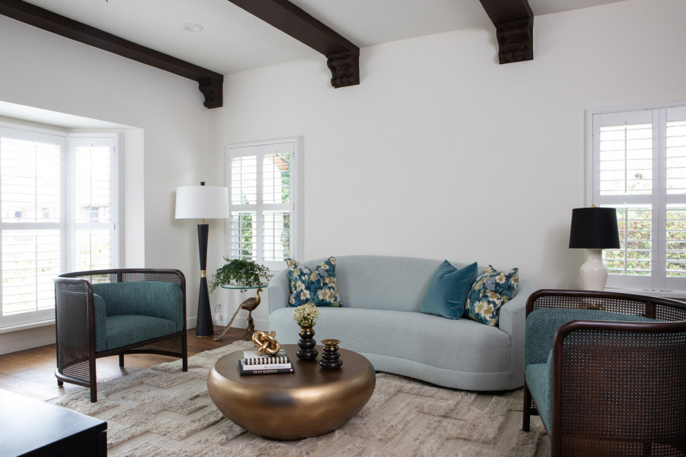 Стильный дизайн: открытая гостиная комната в стиле неоклассика (современная классика) с зелеными стенами, паркетным полом среднего тона, коричневым полом и балками на потолке - последний тренд