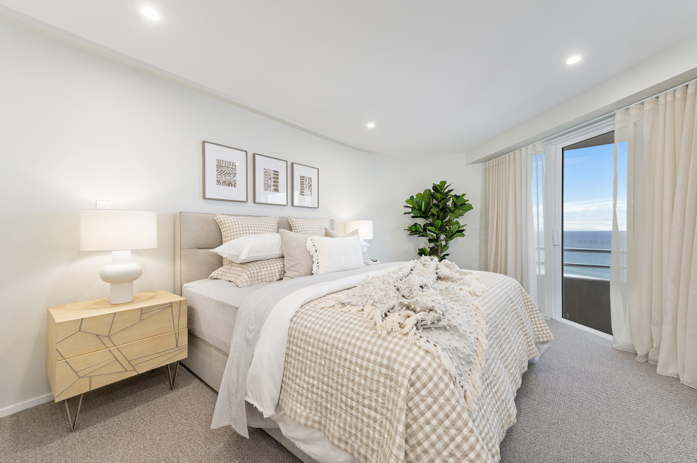 Beach style bedroom in Gold Coast - Tweed.