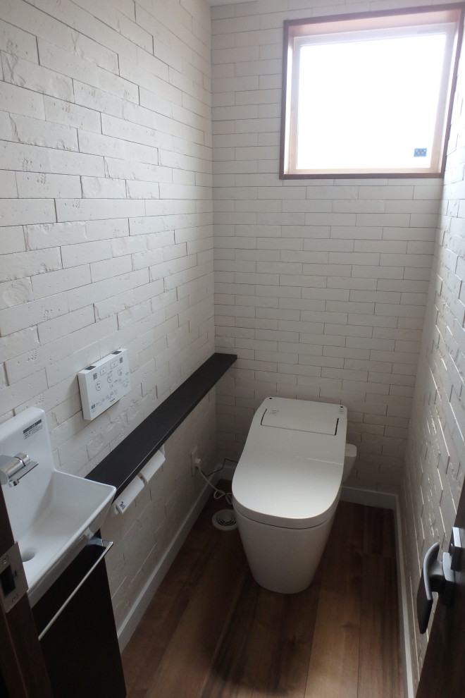 他の地域にあるトラディショナルスタイルのおしゃれなトイレ・洗面所の写真