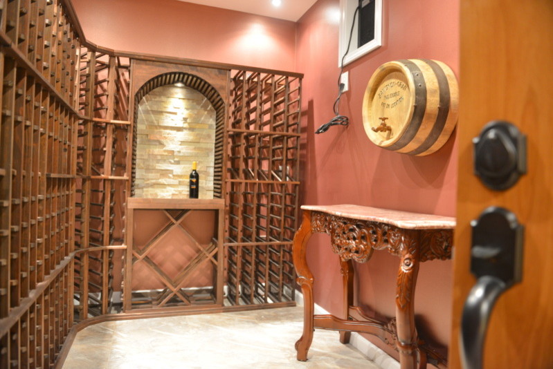 Idée de décoration pour une cave à vin tradition de taille moyenne.
