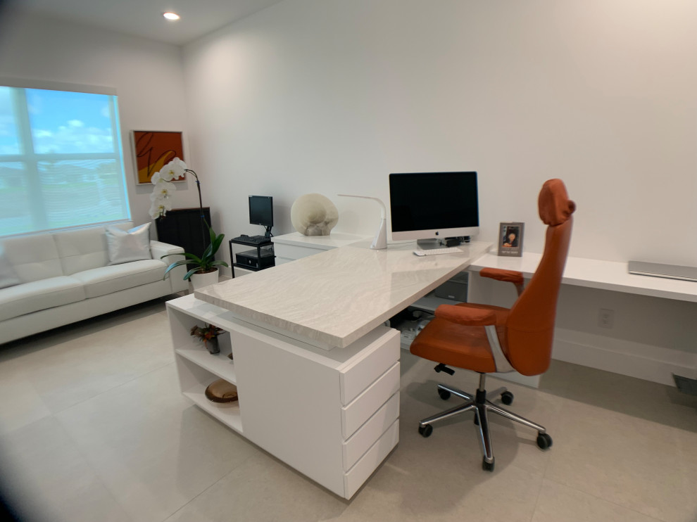 Großes Modernes Arbeitszimmer mit Arbeitsplatz, weißer Wandfarbe, Porzellan-Bodenfliesen, Einbau-Schreibtisch und weißem Boden in Miami