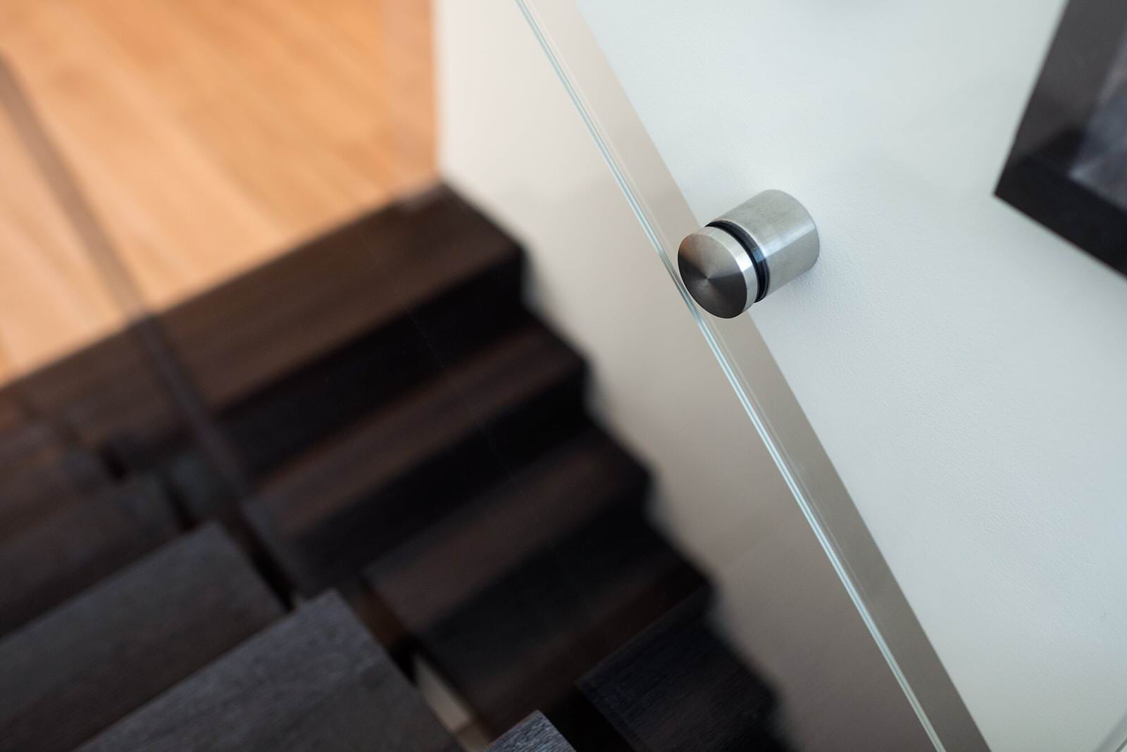 Лестница венге со стеклянной балюстрадой и деревянными перилами