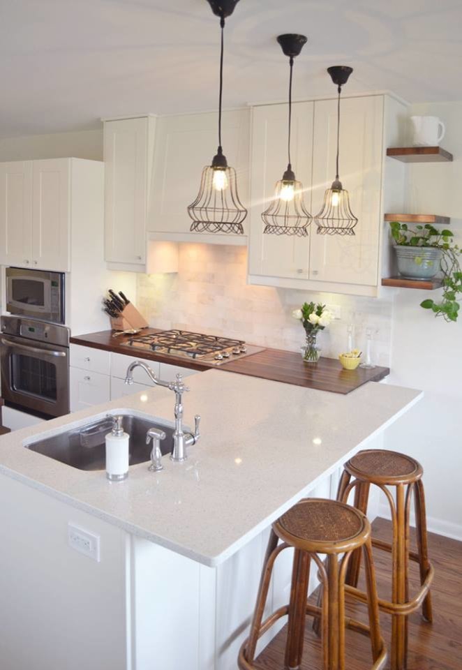 Mid-sized transitional u-shaped medium tone wood floor and brown floor eat-in kitchen photo with shaker cabinets, white cabinets, white backsplash, a peninsula, quartzite countertops, an undermount sink, stone tile backsplash and stainless steel appliances