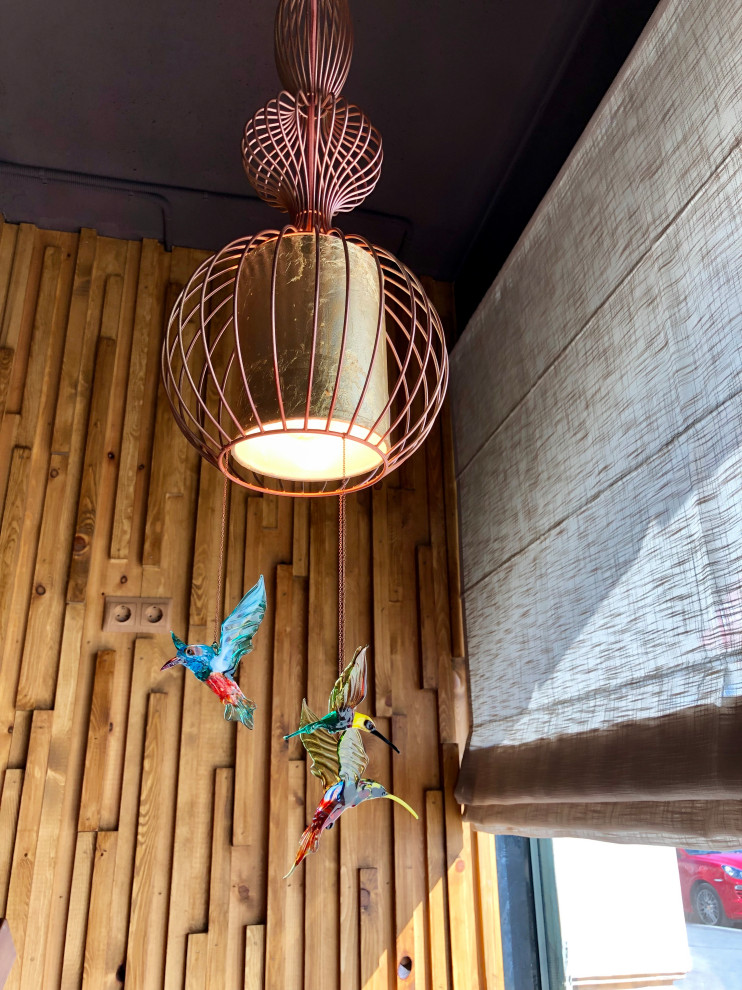 Светильники с сусальным золотом и подвесами ручной работы.