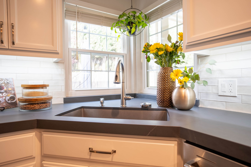 Kitchen - kitchen idea in Sacramento