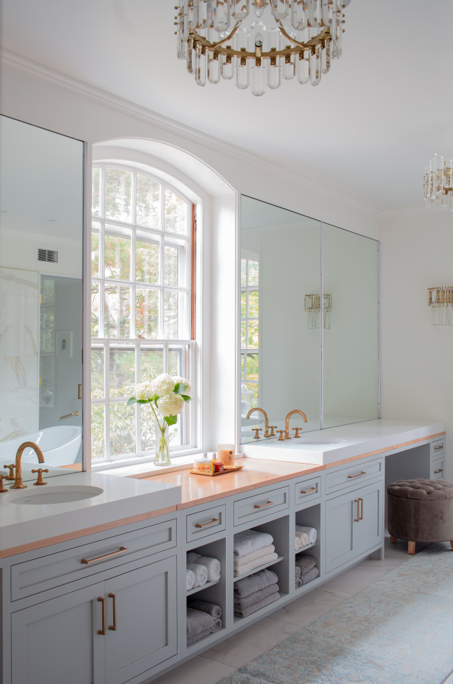 На фото: ванная комната в стиле неоклассика (современная классика) с фасадами в стиле шейкер, серыми фасадами, белыми стенами, врезной раковиной, коричневой столешницей, тумбой под две раковины и встроенной тумбой с