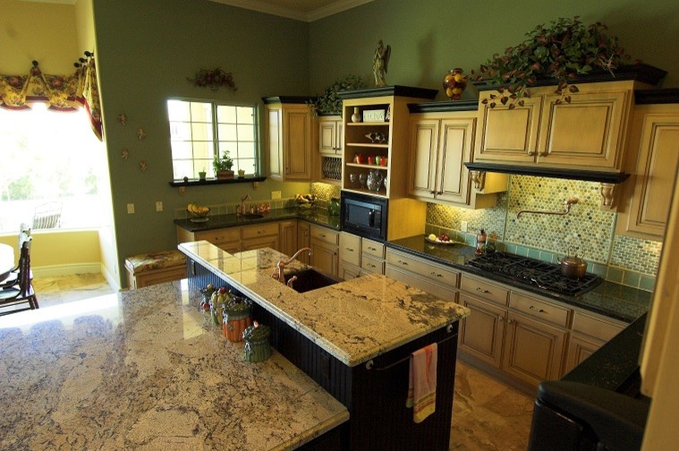 Example of a classic kitchen design in Phoenix