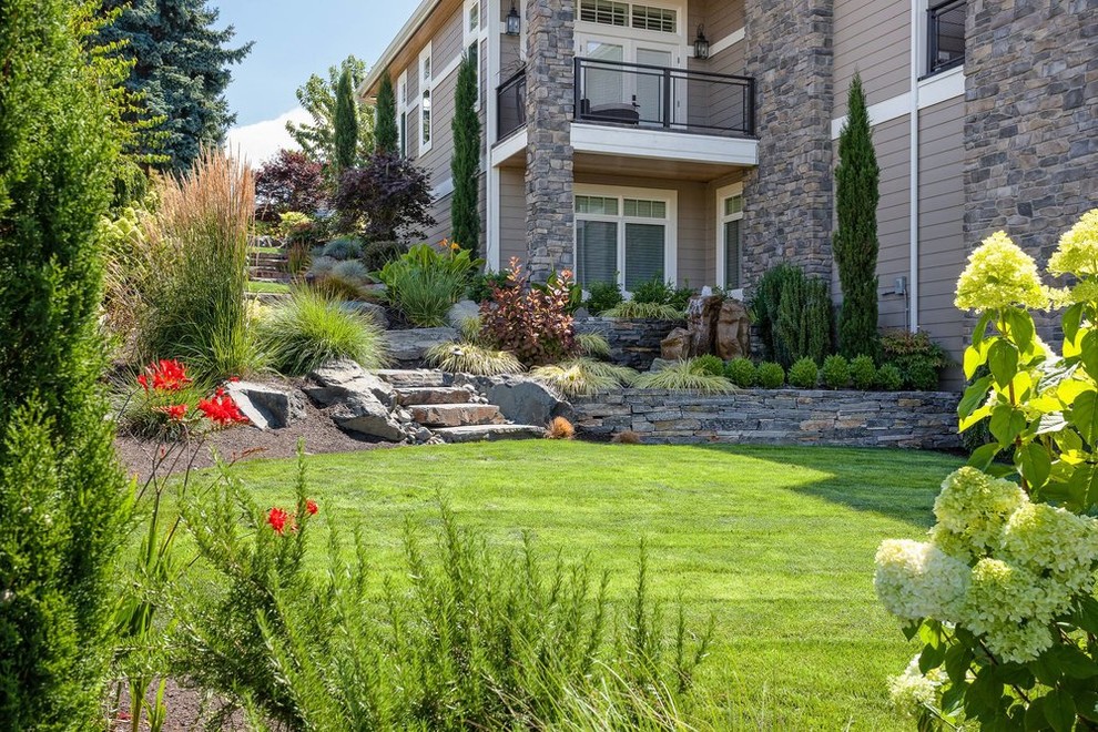 Design ideas for a mid-sized contemporary backyard xeriscape in Seattle.