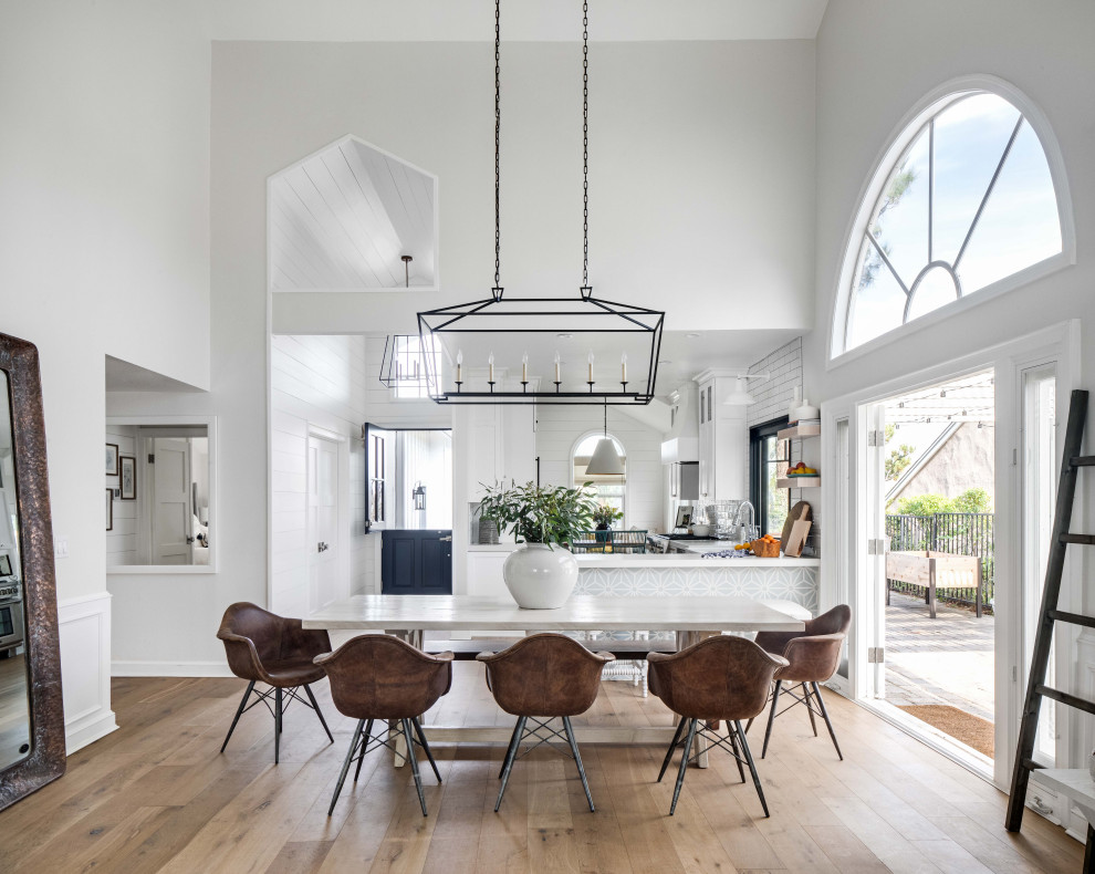 Transitional eat-in kitchen photo in Orange County