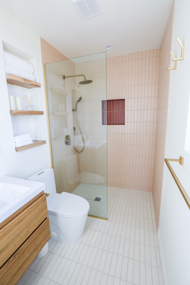 Bild på ett eklektiskt badrum med dusch, med ett fristående badkar, en öppen dusch, rosa kakel, keramikplattor, klinkergolv i keramik, vitt golv och med dusch som är öppen