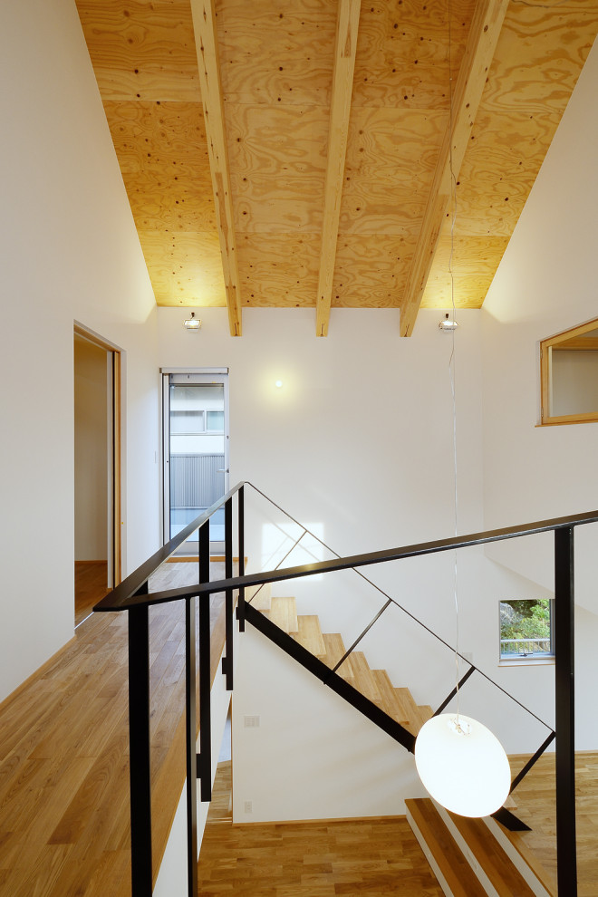 Идея дизайна: большой коридор в скандинавском стиле с белыми стенами, паркетным полом среднего тона, коричневым полом, деревянным потолком и обоями на стенах
